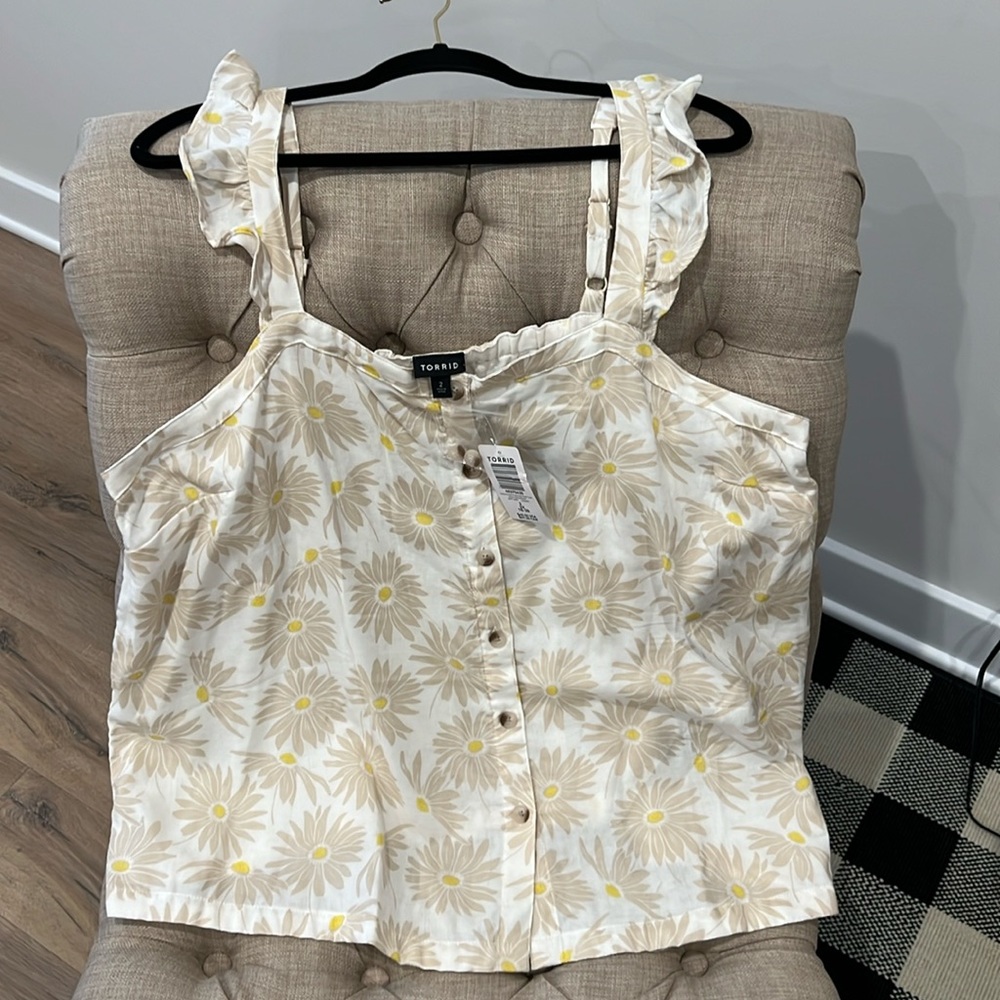 Torrid ruffle button daisy tank
